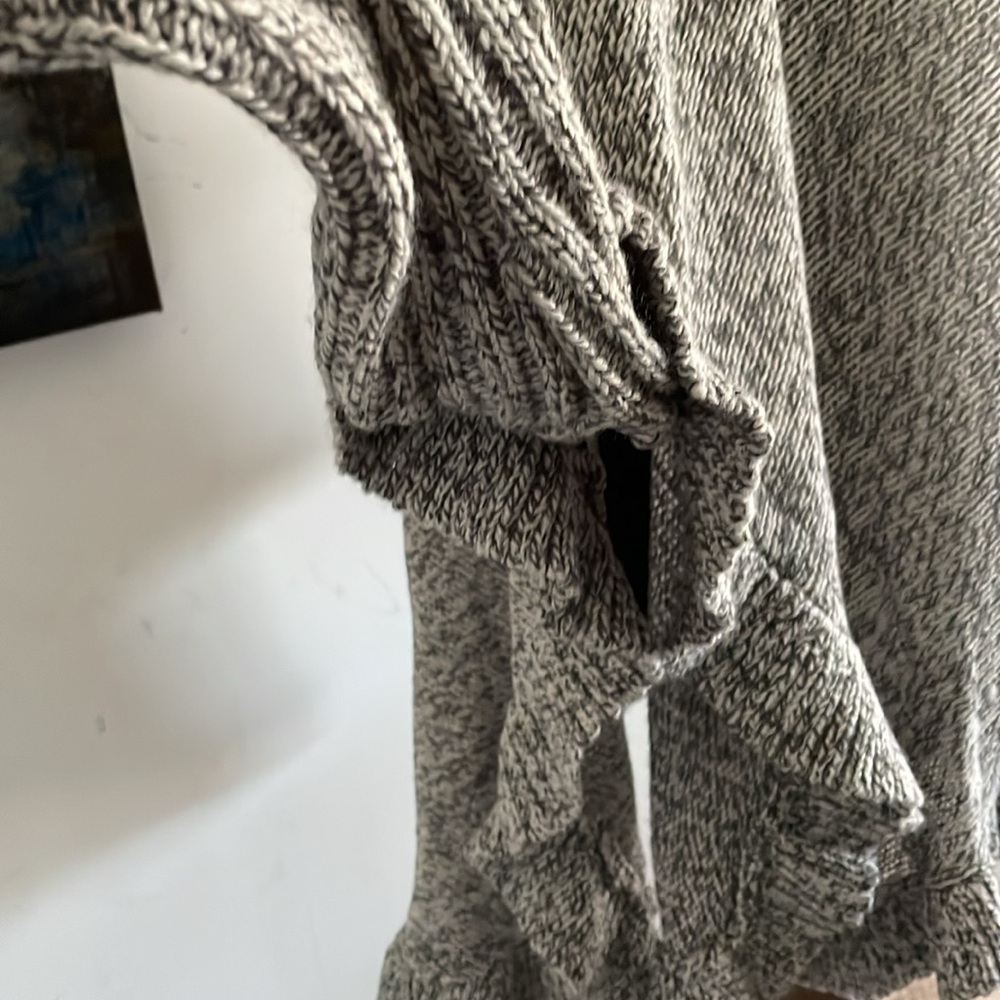Alya Women’s Poncho Sweater Size SM Gray Cowl Neck Soft Knit Boho Style Ruffles - Picture 9 of 9